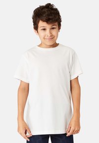 Hvid bomuld T-shirt med korte ærmer, afslappet pasform og rund halsudskæring, vist mod en neutral baggrund.