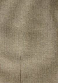 Textúrovaná tkanina v svetlohnedej farbe s tenkými vertikálnymi pruhmi. Materiál sa zdá byť hladký a tkaný, s jemným leskom a konzistentným vzorom.