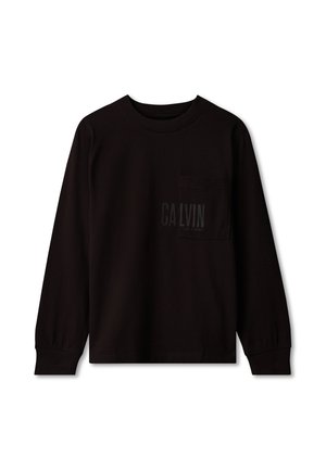 Sort langærmet rundhalset trøje med brystlomme, der har et diskret "Calvin" tekstprint på venstre side.