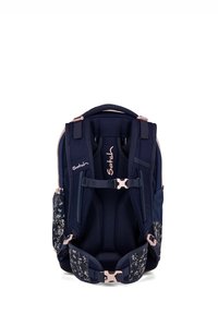 Marineblaue Rucksack mit blumigen Akzenten, gepolsterten Gurten und einem Brustgurt. Verfügt über ein Netzrücken und kontrastierende Hardware-Details.