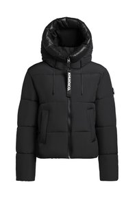 Juodas pūkinis švarkas su aukštu, apvaliu apykakle, užtrauktuku, dviem priekiniais kišenėmis ir drąsiu logotipu ant užtrauktuko. Storas, siuvinėtas dizainas.