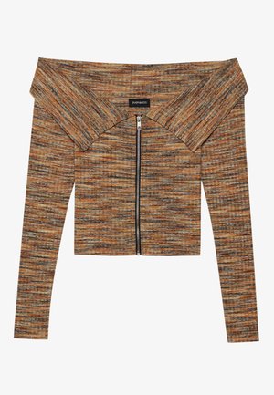 Off-shoulder cropped topp i et flerfarget strikkemateriale med glidelås. Har bred krage og lange ermer.