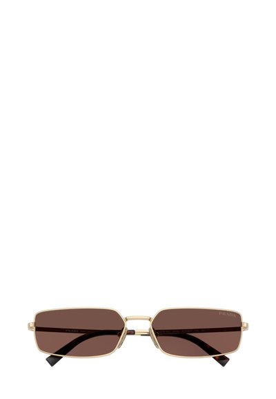 Occhiali da sole Prada con montatura in metallo dorato, forma rettangolare, lenti marroni e terminali in acetato nero. Design semplice senza decorazioni.
