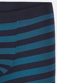 Boxers rayés pour hommes dans des tons bleu marine foncé et teal, en tissu doux avec une texture côtelée et une taille élastique.