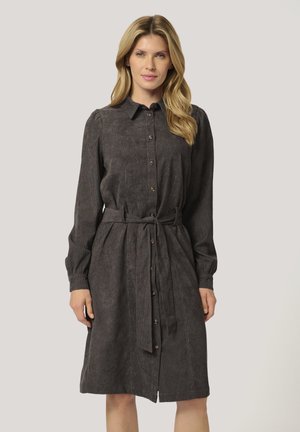 Robe chemise gris foncé en tissu texturé, dotée d'un col, d'une fermeture à boutons sur le devant, de manches longues et d'une ceinture assortie à la taille.