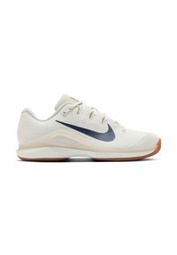 Weiße Sportschuhe mit einem strukturierten Obermaterial, einem dunkelblauen Swoosh, Gummisohle und einem gepolsterten Design für Unterstützung. Mit roten Akzenten.