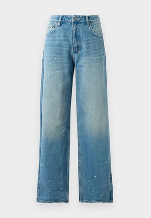 Pantalones vaqueros de pierna ancha en denim, con un lavado claro y zonas descoloridas, salpicados con pintura blanca. Diseño de cinco bolsillos.