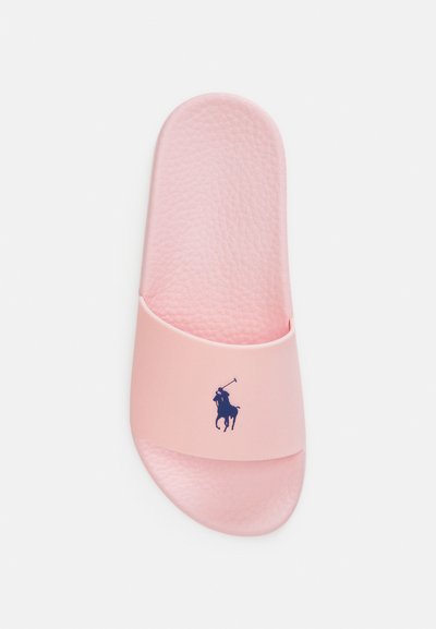 Rosa slip-in sandal laget av teksturert materiale med bred rem og maritim logo. Rund tupp og åpen bakside.