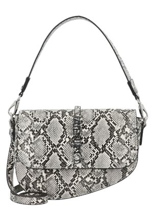 Mała torebka na ramię z szaro-czarnym wzorem skóry węża, zakrzywioną klapą, metalowym zapięciem z logo „VALENTINO” oraz odpinanym paskiem.