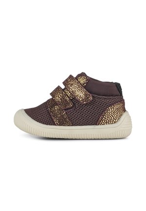 Baskets en mesh bordeaux pour enfant avec des brides et un talon tachetés d’or, équipées de deux fermetures Velcro réglables et d’une semelle en caoutchouc blanche.