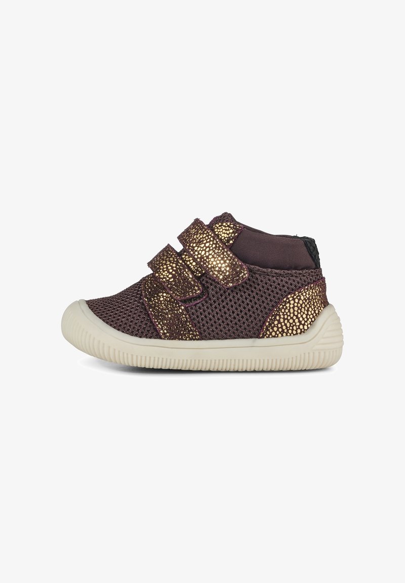 Baskets en mesh bordeaux pour enfant avec des brides et un talon tachetés d’or, équipées de deux fermetures Velcro réglables et d’une semelle en caoutchouc blanche.