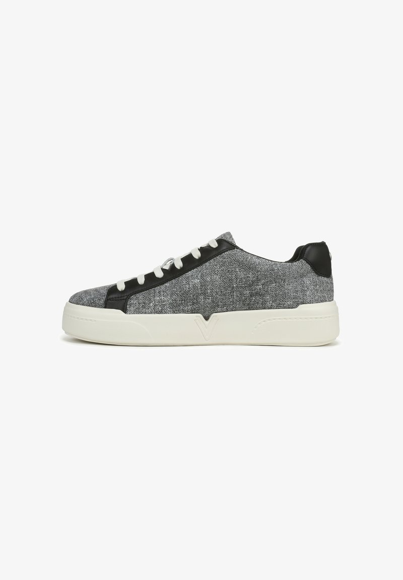 Grijze stoffen sneakers met zwarte leren accenten, witte rubberen zool, vetersluiting en een gestructureerd oppervlak voor extra grip.