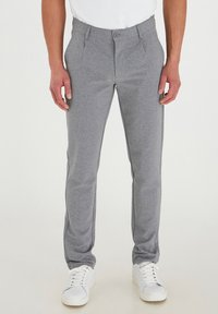 Grå, slim-fit bukser lavet af tekstureret stof. Har en lynlås og knaplukning med to sidelommer og kontrasterende sideaccenter.