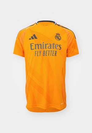 Oranje voetbalshirt met korte mouwen, voorzien van een structuurpatroon, zwarte accenten en het "Emirates FLY BETTER" logo in grijs.
