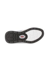 Onderzijde van een sneaker met een gestructureerde zwarte rubberen outsole, een witte tussenzool en een merklogo in het midden.