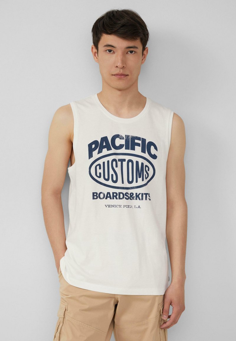 Weißes ärmelloses Tanktop mit navyblauem Drucktext: "PACIFIC CUSTOMS BOARDS&KITS VENICE PIER, L.A." Glatte Baumwolltextur.