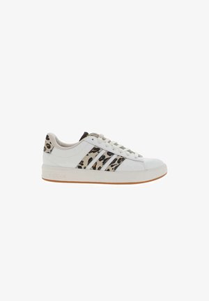 Sneaker bianca basse con strisce leopardate sui lati e linguetta sul tallone abbinata, lacci bianchi e suola beige con fondo in gomma.