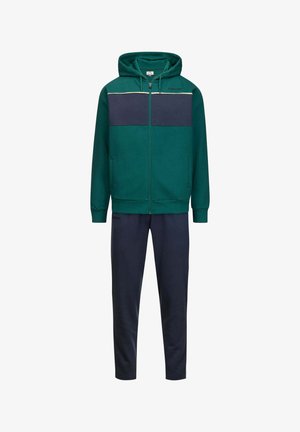 Giacca con cappuccio verde e blu navy con zip, abbinata a pantaloni blu navy con tasche laterali e polsini a coste.