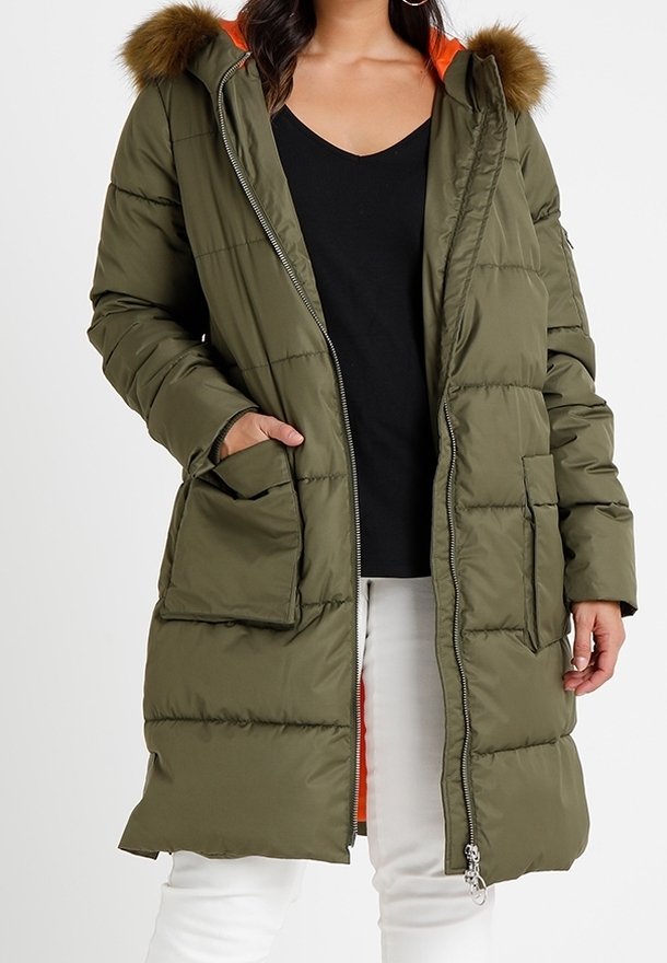 Olivengrüner, wattierter Parka mit Kapuze aus Kunstfell, Frontreißverschluss, zwei großen Aufsetztaschen und kontrastierendem orangefarbenem Innenfutter.