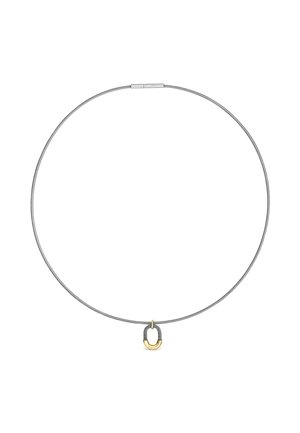 Collier ras-du-cou fin en argent avec un petit pendentif ovale présentant une moitié supérieure sombre texturée et une moitié inférieure lisse dorée.