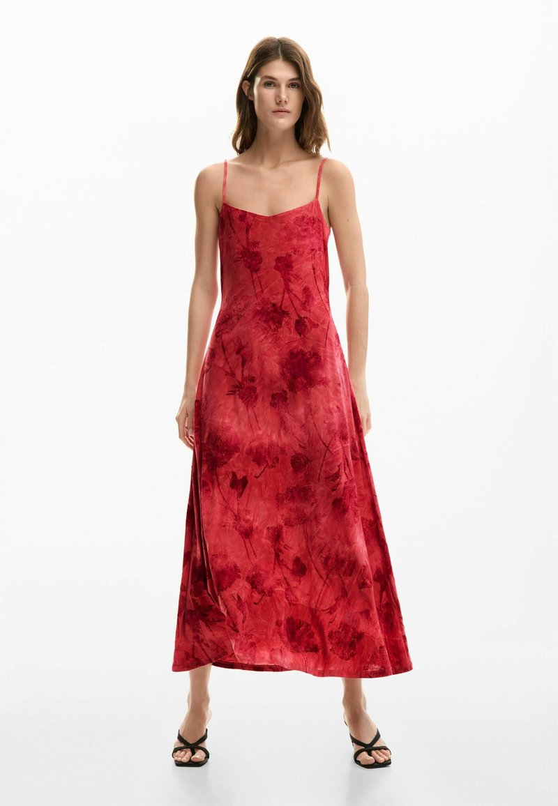 Rode maxi-jurk met bloemenprint, een aansluitend lijfje, dunne spaghetti bandjes en een vloeiende rok, gemaakt van lichtgewicht stof met een gladde textuur.