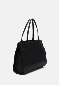 Sac fourre-tout noir avec une texture matelassée et des accents en cuir lisse. Il dispose de deux poignées robustes et d'une forme rectangulaire spacieuse.