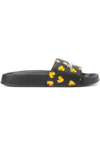 Svarta halkfria sandaler med en texturerad rem som har mönster av gula gummiduckor och en mjuk uppbyggd sula för komfort.