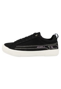 Schwarze Leinenschuhe mit weißer Gummisohle, abgesteppten Akzenten und Schnürdesign. Mit Logo-Detail in Lila an der Seite.