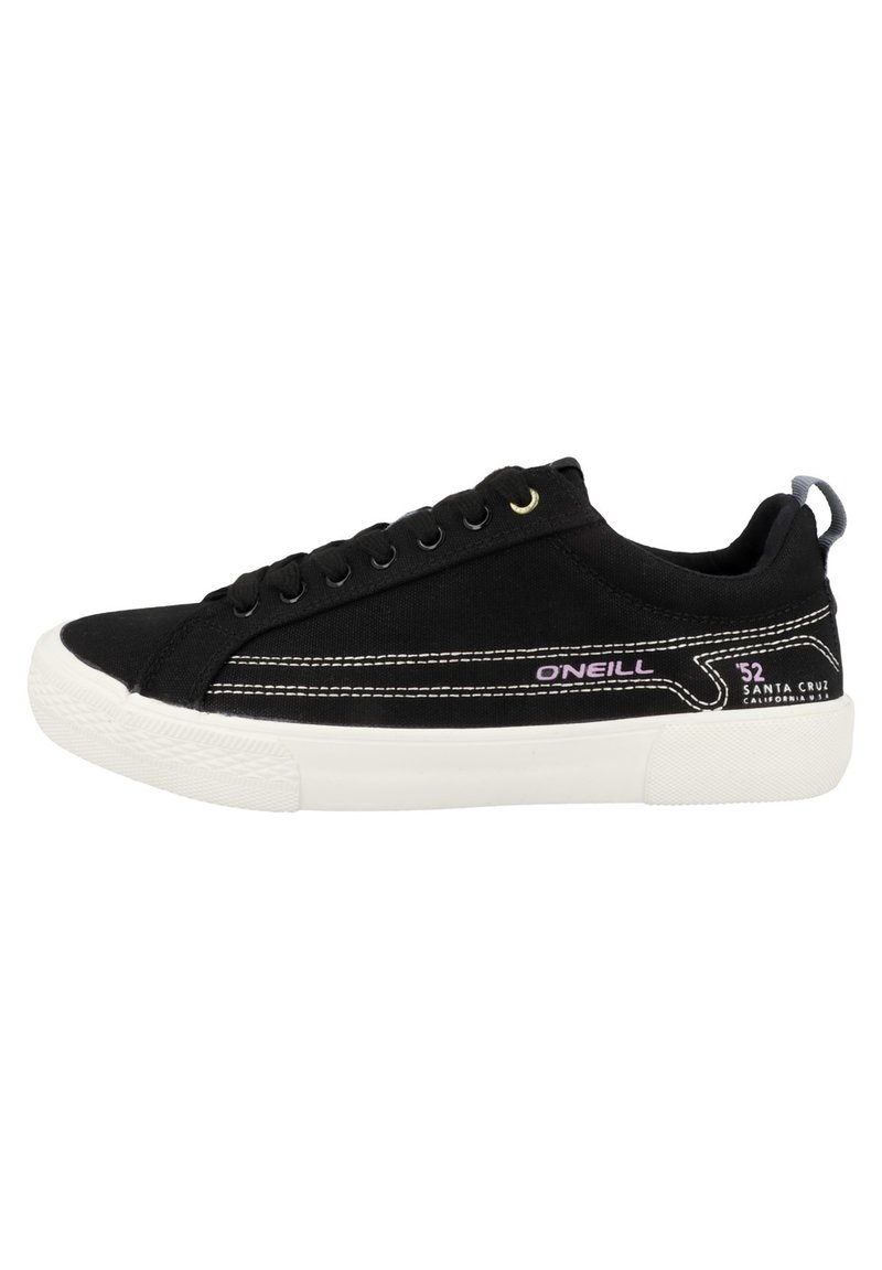 Schwarze Leinenschuhe mit weißer Gummisohle, abgesteppten Akzenten und Schnürdesign. Mit Logo-Detail in Lila an der Seite.