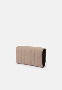 Tommy Hilfiger FEMININE FLAP - Denarnica - coastal taupe