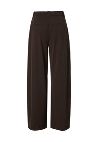 Pantalon large marron foncé avec poches passepoilées à l'arrière, passants pour ceinture, et taille haute, vu de dos sur fond blanc.