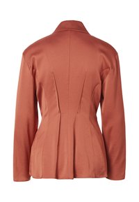Veste ajustée couleur rouille avec manches longues, petit col et détails de coutures verticales dans le dos pour la mise en forme.