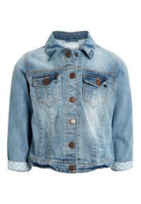 Giacca in denim azzurro con maniche lunghe, due tasche sul petto e bottoni marroni. I polsini presentano una decorazione con un bordo a fantasia azzurra.