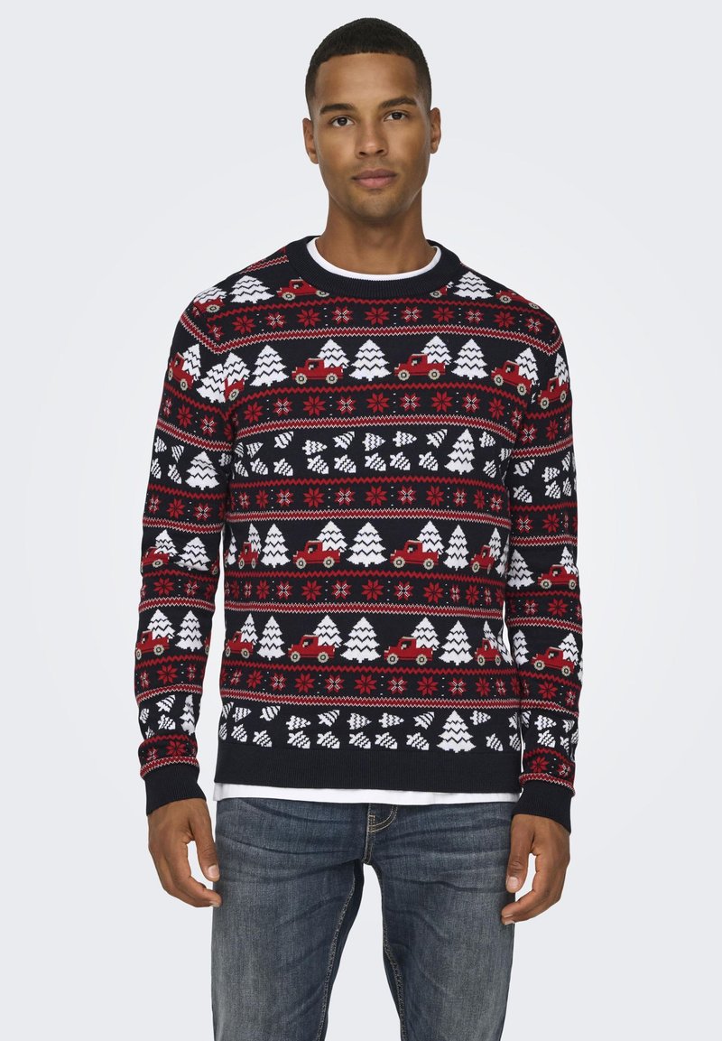 Maglione lavorato a maglia rosso, bianco e nero con un design geometrico che presenta alberi e camion. Collo rotondo e polsini e orlo a coste.