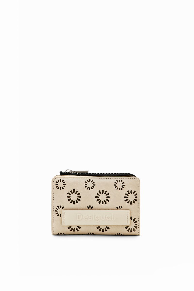 Beige Geldbörse mit lasergeschnittenem Blumenmuster, Reißverschluss und eingeprägtem Logo auf der Vorderseite. Glatte Textur. Kompakte rechteckige Form.