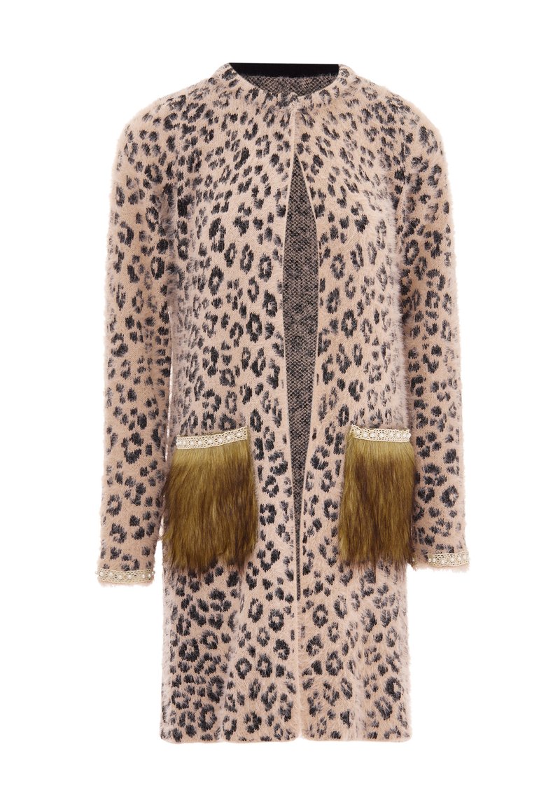 Cárdigan de estampado de leopardo en suave material de color rosa claro. Tiene mangas largas, abierto en la parte delantera y bolsillos decorativos de pelo con un ribete de encaje.