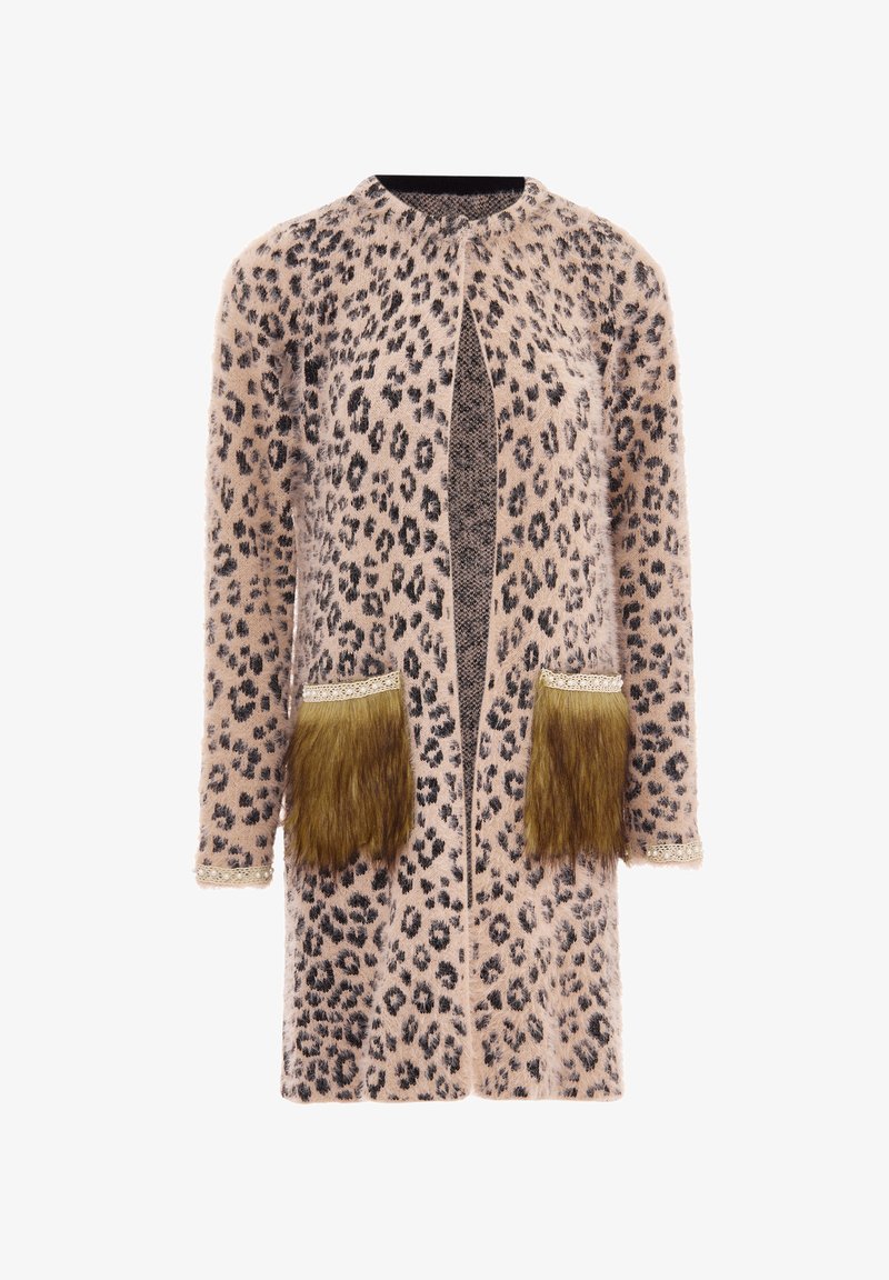 Cardigan s leopardím vzorom v jemnom svetloružovom materiáli. Má dlhé rukávy, otvorený predný diel a ozdobné kožušinové vrecká s čipkovým lemom.