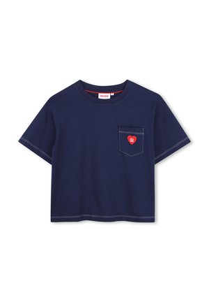 Granatowy t-shirt z krótkim rękawem z kieszenią z przodu z małym czerwonym logo serca i białym przeszyciem na rękawach i na dole.