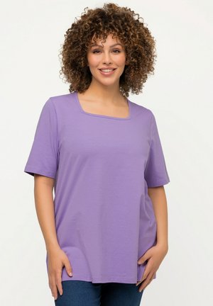 Top a maniche corte in lavanda, con scollatura quadrata e vestibilità comoda. Realizzato in tessuto morbido e leggero con una superficie liscia.