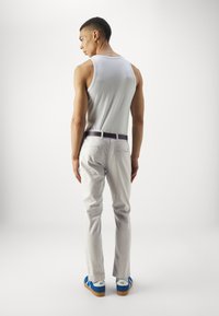 Jack & Jones JPSTMARCO JJDAVE WITH BELT - Chino hlače - silver