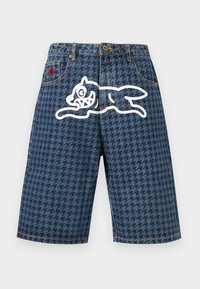 Τζιν σορτς με σκούρο σχέδιο κυνηγού, λευκό περίγραμμα σχεδίου καρτούν με κουνέλι στο μπροστινό μέρος και ένα μικρό κόκκινο λουλούδι στην δεξιά τσέπη.