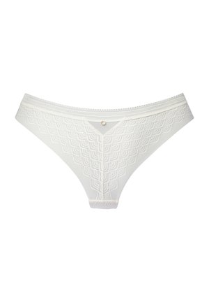 Witte kant tanga met een geschulpte patroon, voorzien van een V-vormig ontwerp en een kleine decoratieve knoop aan de voorkant. Zacht, doorschijnend materiaal.