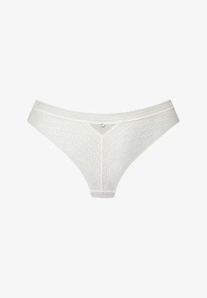 Witte kant tanga met een geschulpte patroon, voorzien van een V-vormig ontwerp en een kleine decoratieve knoop aan de voorkant. Zacht, doorschijnend materiaal.
