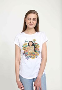 Bílý bavlněný tričko s ilustrací Pocahontas obklopené slunečnicemi a kolibříkem. Okrunnerský výstřih a krátké rukávy.