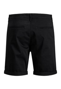 Shorts noirs sur mesure avec ourlets repliés, poches passepoilées au dos et ceinture à passants.