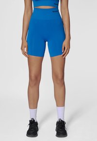 Blå kompressionsshorts med hög midja, tillverkade av ett mjukt, stretchigt tyg. Har en sömlös design och minimal branding.