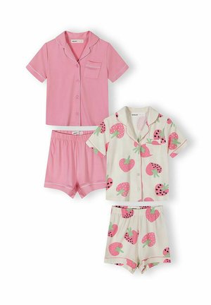 Deux ensembles de pyjamas à manches courtes avec chemise à boutons et short ; un rose uni, l'autre crème avec des imprimés de fraises roses.