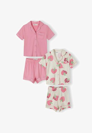 Deux ensembles de pyjamas à manches courtes avec chemise à boutons et short ; un rose uni, l'autre crème avec des imprimés de fraises roses.