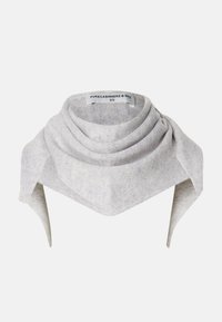 Cachecol cinza-claro em cashmere com um design torcido, textura suave e extremidades pontiagudas. Apresenta um pequeno rótulo com informações da marca na parte superior.