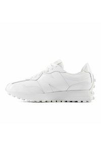 Weiße Sportschuh mit einem glatten Lederobermaterial, gepolstertem Kragen, Schnürverschluss und strukturierter Gummisohle mit kleinen Profilen für besseren Halt.